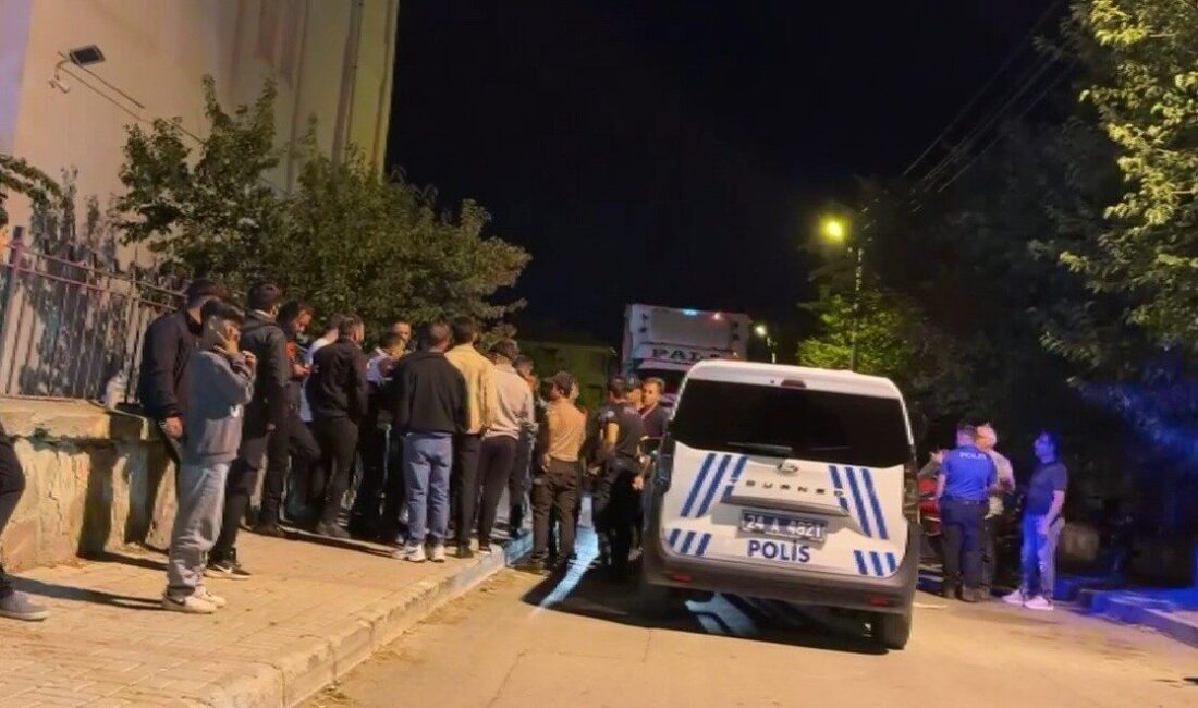 Erzincan’da, Ordu Caddesi’nde tırın yol kapatması nedeniyle motosikletli bir grup