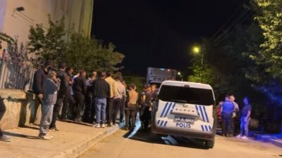 Erzincan’da, Ordu Caddesi’nde tırın yol kapatması nedeniyle motosikletli bir grup
