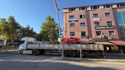 Erzincan’da yaşanan olayda bir tır dorsesinin aydınlatma direğine çarpması sonucu
