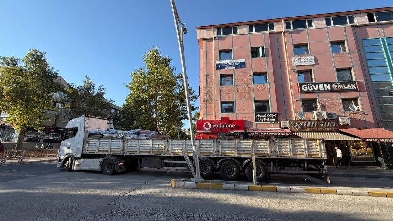 Erzincan’da yaşanan olayda bir tır dorsesinin aydınlatma direğine çarpması sonucu