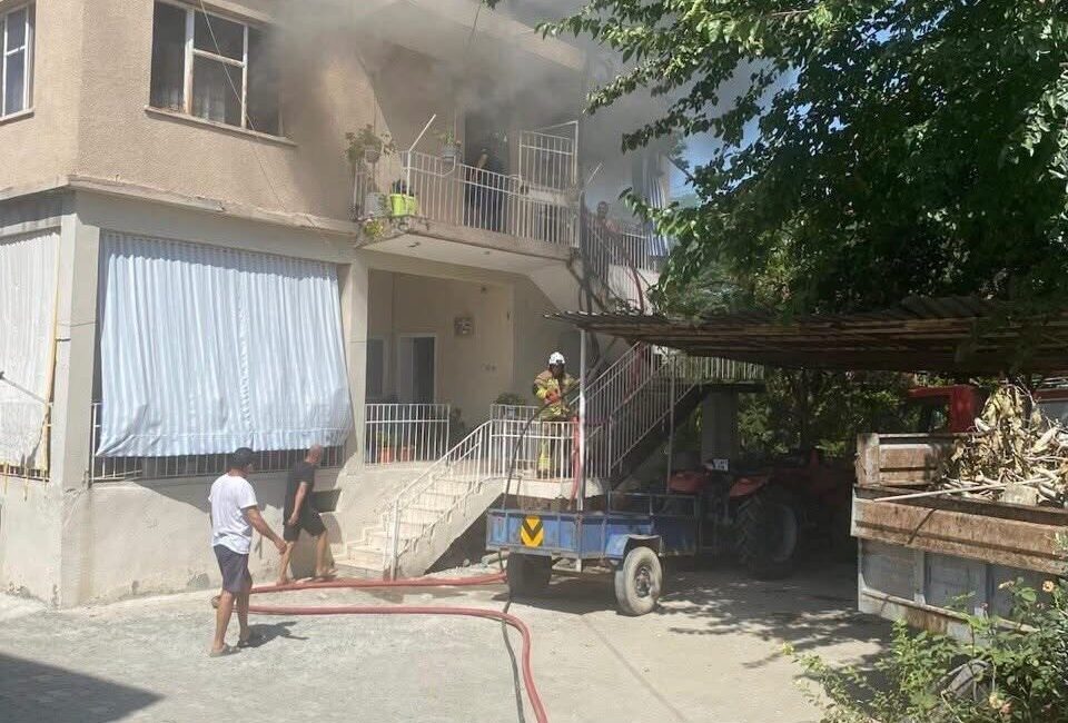 Erzin ilçesinde bulunan, 2 katlı bir evin üst katında çıkan
