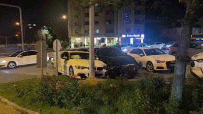 Erzurum’da meydana gelen trafik kazasında iki otomobil kavşakta çarpıştı ve