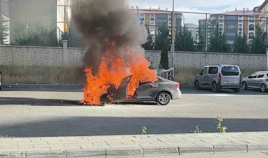 Erzurum’un Palandöken ilçesinde, Yıldızkent semtinde bir otomobil alev aldı ve
