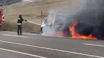 Erzurum-Tortum karayolunda seyir halindeki bir çekicinin motor bölümünde çıkan yangın,
