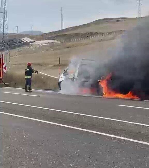 Erzurum-Tortum karayolunda seyir halindeki bir çekicinin motor bölümünde çıkan yangın,