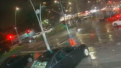 Esenler ilçesinde yağmur nedeniyle zeminin kayganlaştığı bir yolda meydana gelen