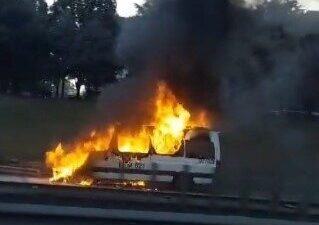 Esenler’de bir servis minibüsünde meydana gelen yangın, itfaiye ekipleri tarafından