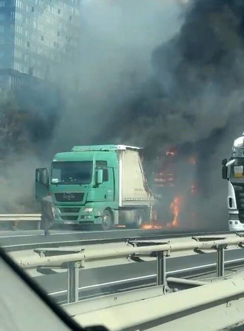 Esenyurt’ta bulunan TEM Otoyolu’nda bir tır, henüz belirlenemeyen bir sebepten