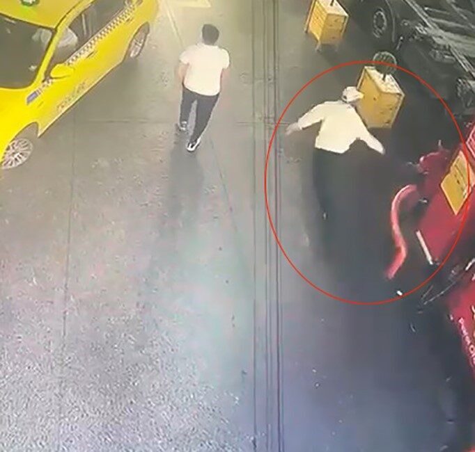 Esenyurt’ta bir benzin istasyonunda çalışan bir pompa görevlisine kimliği belirsiz