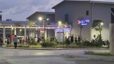 Hatay’da, bir kadın eşinin pompalı tüfekle vurması sonucu yaşamını yitirdi.