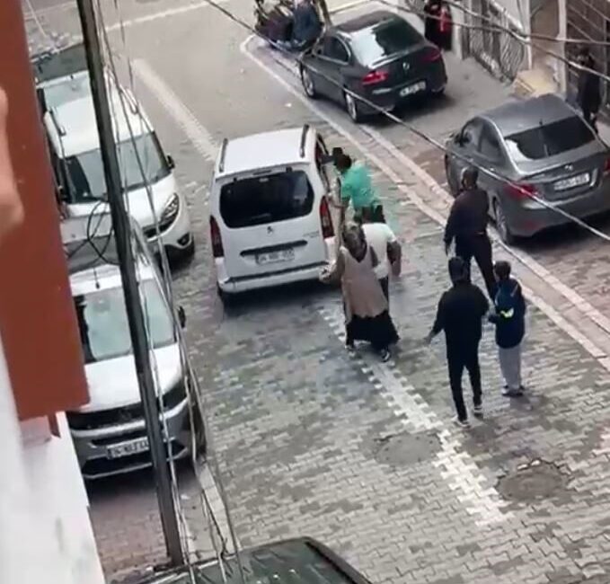 Esenyurt’ta Tanık Olunan Tartışma Anlık Görüntülendi İstanbul’un Esenyurt ilçesinde meydana
