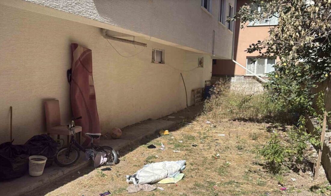 Eskişehir’in Odunpazarı ilçesinde bulunan bir apartmanın 3. katındaki balkondan düşen