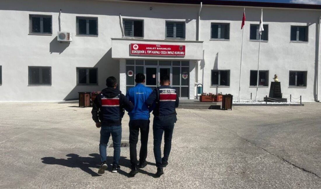 Eskişehir bölgesinde, “silahla yağma” suçundan 47 yıl hapis cezasıyla aranan