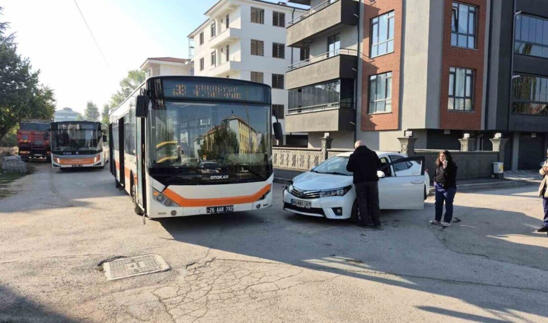 Eskişehir’de meydana gelen trafik kazasında, belediye otobüsü ile otomobil çarpıştı