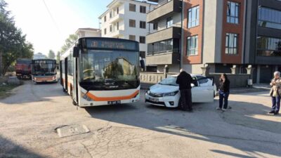 Eskişehir’de meydana gelen trafik kazasında, belediye otobüsü ile otomobil çarpıştı