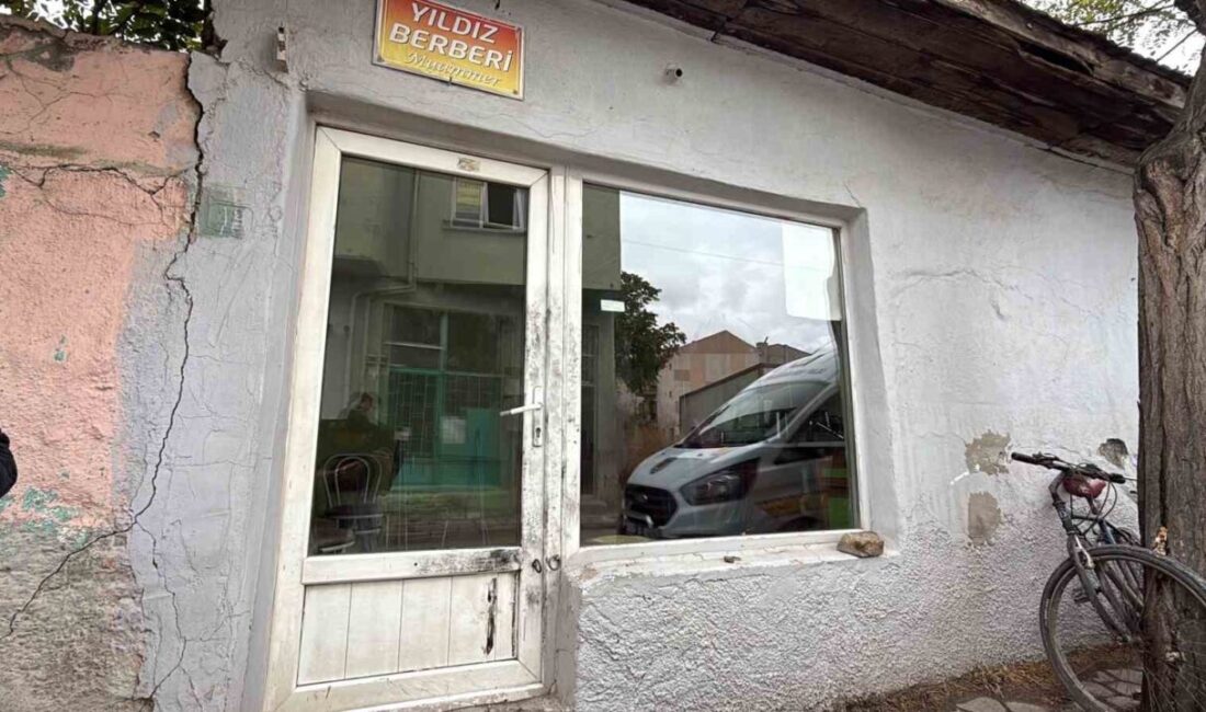 Eskişehir’de bulunan bir berber dükkanı, geceleyin kapı kilidi demir kesme