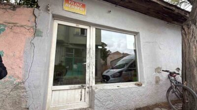Eskişehir’de bulunan bir berber dükkanı, geceleyin kapı kilidi demir kesme