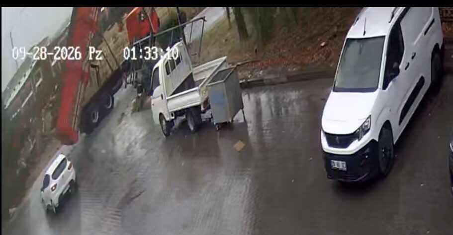 Eskişehir’de bir kamyon, damperi açık bir şekilde seyir halindeyken bir