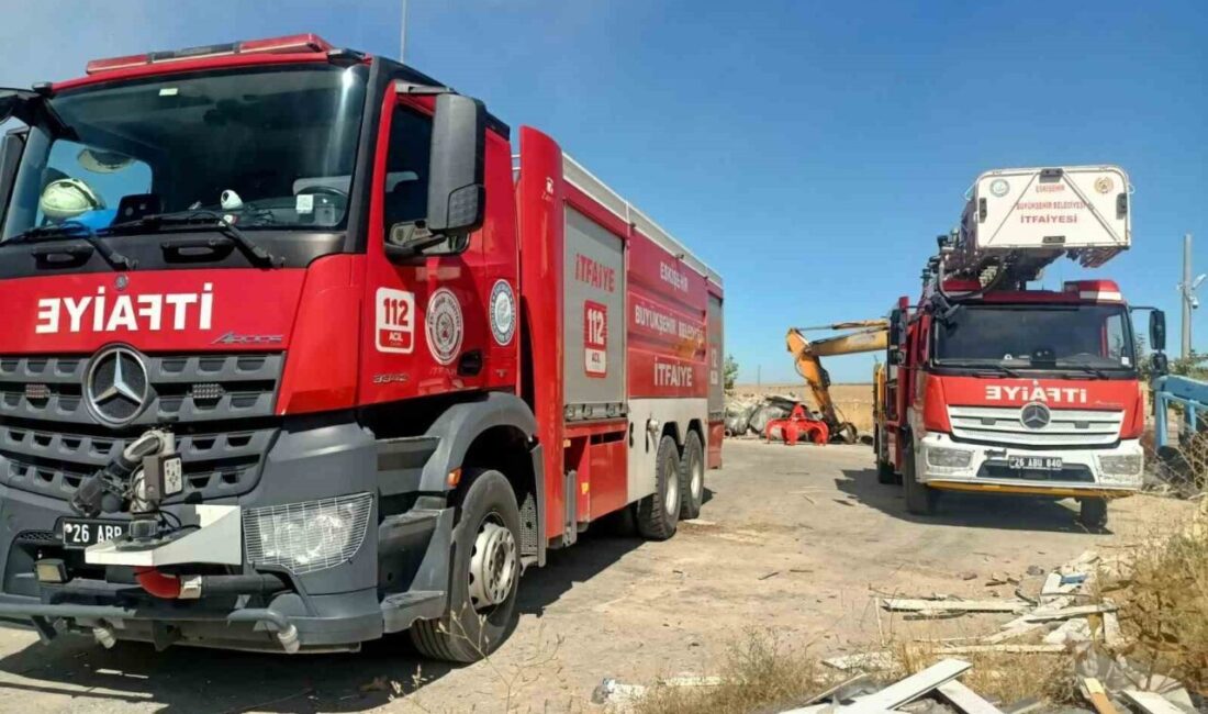 Eskişehir’deki bir geri dönüşüm tesisinde meydana gelen yangın, itfaiye ekiplerinin