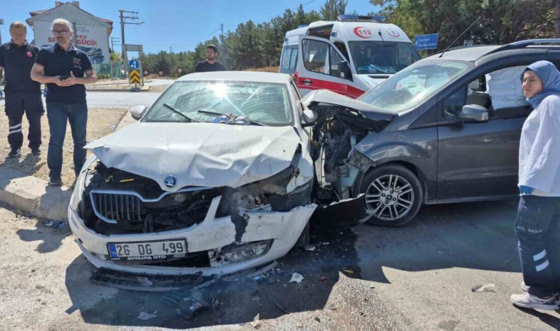 Eskişehir’de gerçekleşen trafik kazasında hafif ticari araç ile otomobilin çarpışması