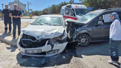 Eskişehir’de gerçekleşen trafik kazasında hafif ticari araç ile otomobilin çarpışması