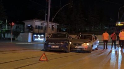 Eskişehir’de meydana gelen trafik kazasında, iki otomobilin çarpışması sonucu 2