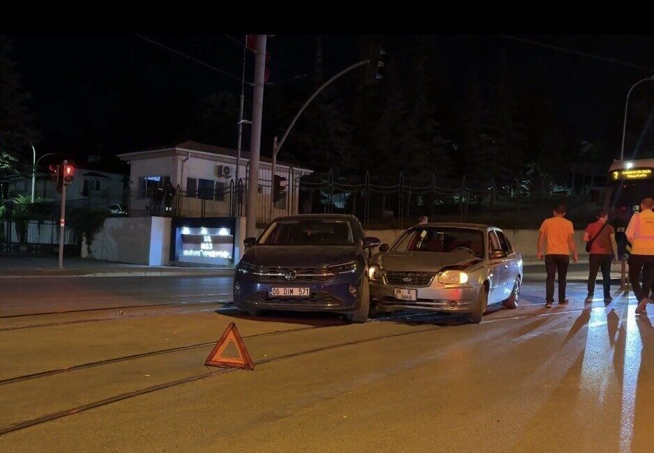 Eskişehir’de meydana gelen trafik kazasında, iki otomobilin çarpışması sonucu 2