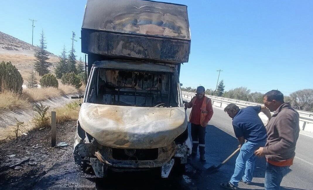 Eskişehir’in Sivrihisar ilçesinde seyir halinde olan bir kargo aracı, şanzıman