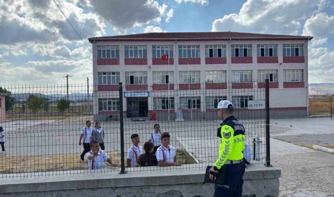 Eskişehir’de, Eskişehir İl Jandarma Komutanlığı ekipleri tarafından okul güvenliğinin ve