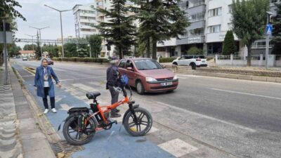 Eskişehir’de bir bisiklet sürücüsü, Vişnelik Mahallesi Vali Fikret Güven Caddesi’ndeki