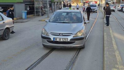 Eskişehir’de bir otomobilin çarpması sonucu yaralanan yaşlı bir kadın hastaneye