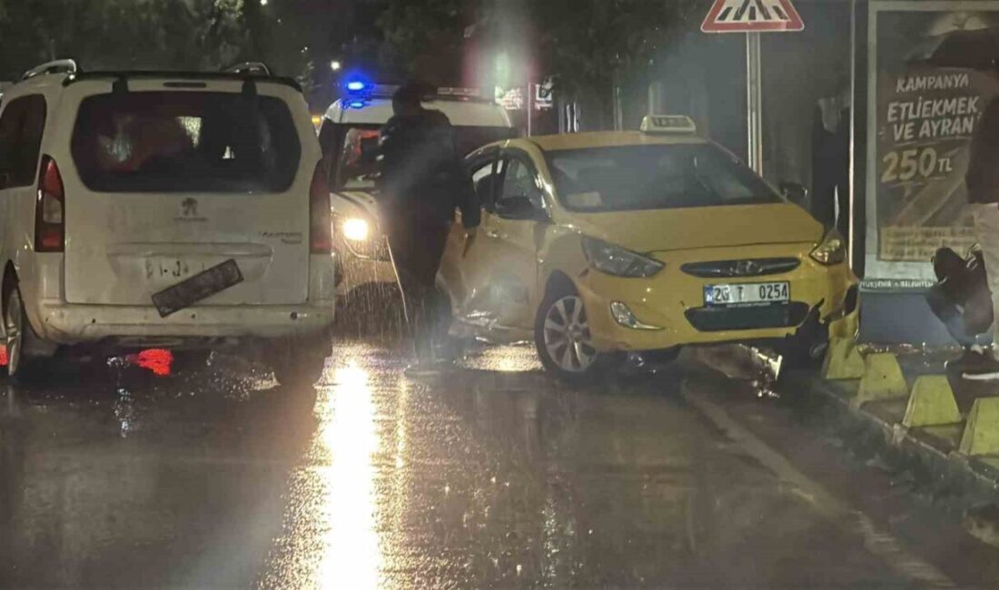 Eskişehir’de meydana gelen trafik kazasında, sağanak yağışın etkisiyle kayganlaşan yolda