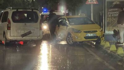 Eskişehir’de meydana gelen trafik kazasında, sağanak yağışın etkisiyle kayganlaşan yolda