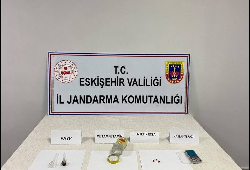 Eskişehir’de uyuşturucu suçlarından arama kararı bulunan ve uyuşturucu ticareti yaptığı