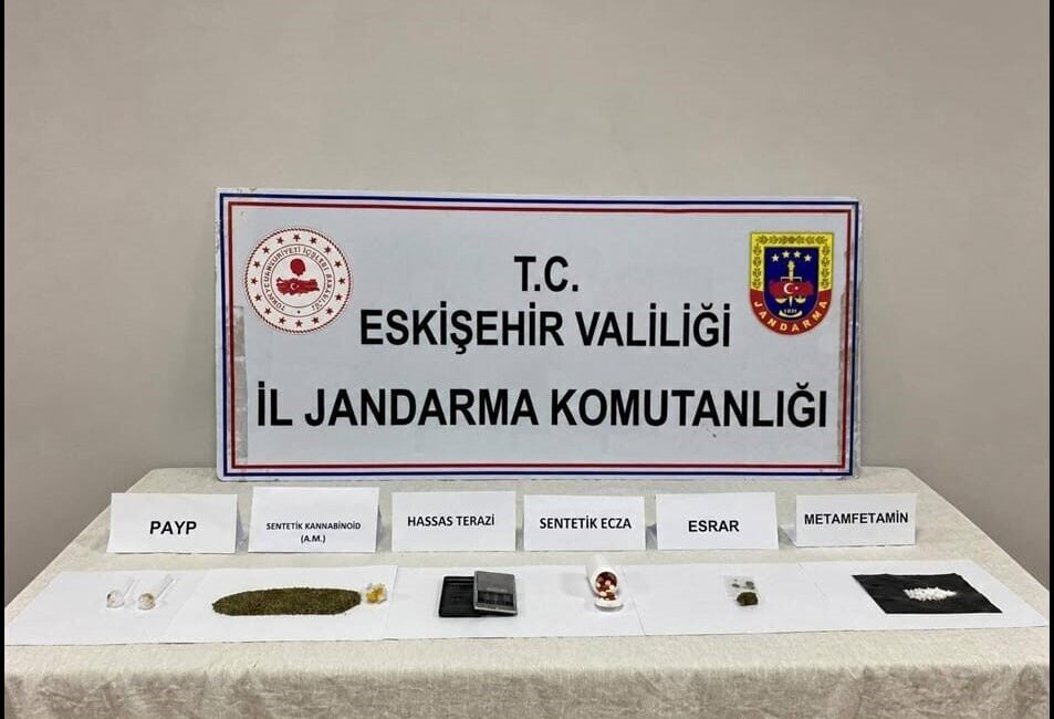 Eskişehir’de jandarma ekipleri tarafından düzenlenen bir uyuşturucu operasyonunda yakalanan ve