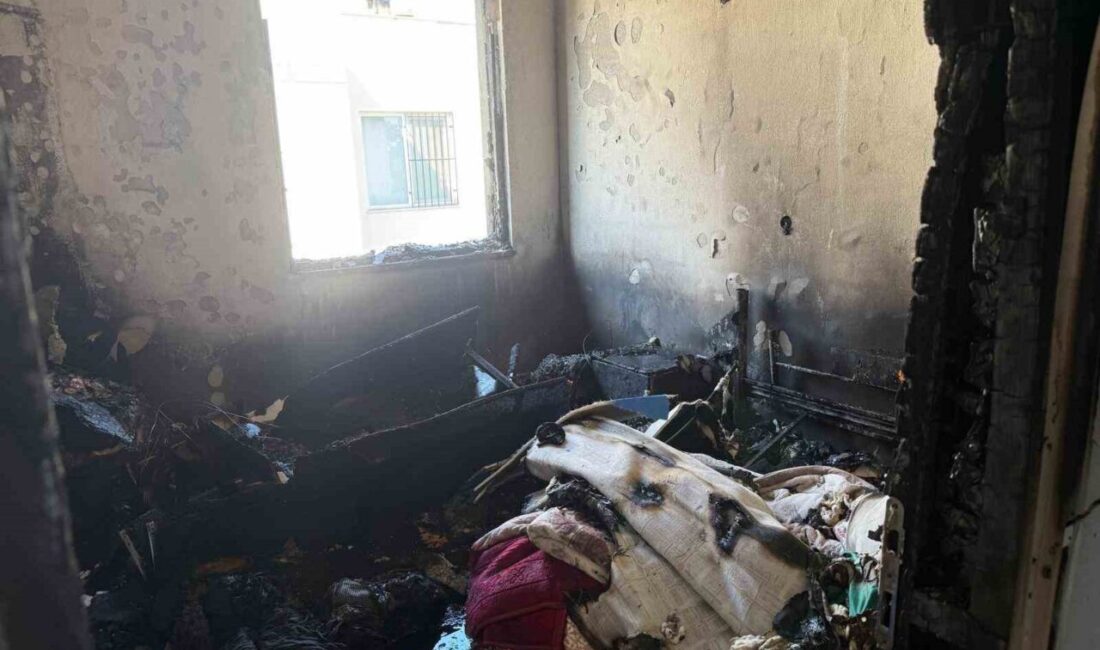 Antalya’nın Serik ilçesinde bulunan 3 katlı bir binanın en üst
