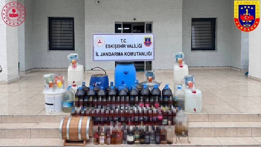 Eskişehir’de jandarma ekipleri, kaçak alkol üretimi ve satışı yapıldığı bilgisine