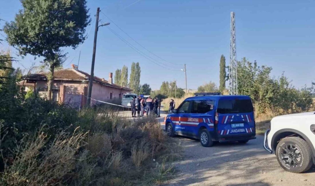 Çorum’un Alaca ilçesinde yaşayan 55 yaşındaki bir kişi, evinin önünde
