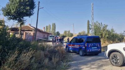 Çorum’un Alaca ilçesinde yaşayan 55 yaşındaki bir kişi, evinin önünde