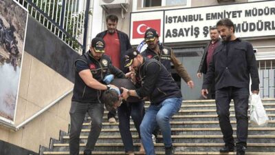 İstanbul Eyüpsultan Camii’nde namaz esnasında çıkan anlaşmazlık sonucu havaya ateş