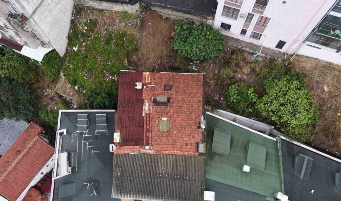 İstanbul’un Eyüpsultan ilçesinde meydana gelen şiddetli yağmur sonrasında toprağın kaymasıyla