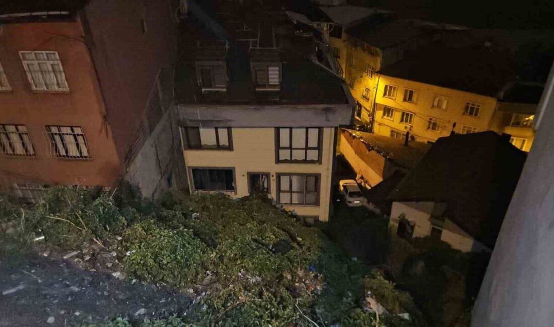 Eyüpsultan’da şiddetli yağmur sonrasında yumuşayan toprak kayarak bir apartmanın altını
