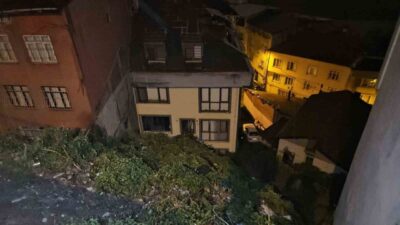 Eyüpsultan’da şiddetli yağmur sonrasında yumuşayan toprak kayarak bir apartmanın altını