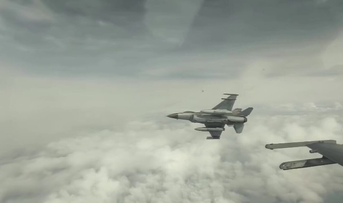 F-16 savaş uçakları, Merzifon Üssü’nden havalanarak Karadeniz’in batısında eğitim uçuşları