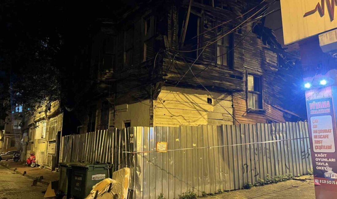 Fatih, İstanbul’da bulunan tarihi ve ahşap bir metruk binanın üst