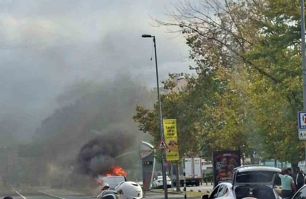 Fatih Vatan Caddesi’nde seyir halinde olan bir ticari araçta yangın