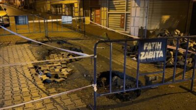 Fatih’te yağmurun ardından meydana gelen kaza sonucunda bir kamyon ve