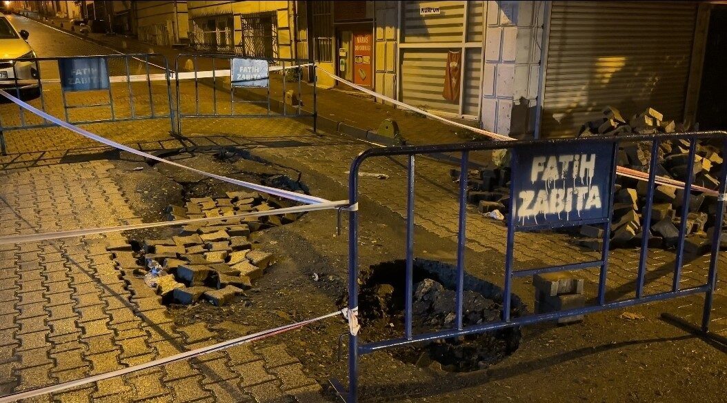 Fatih’te yağmurun ardından meydana gelen kaza sonucunda bir kamyon ve