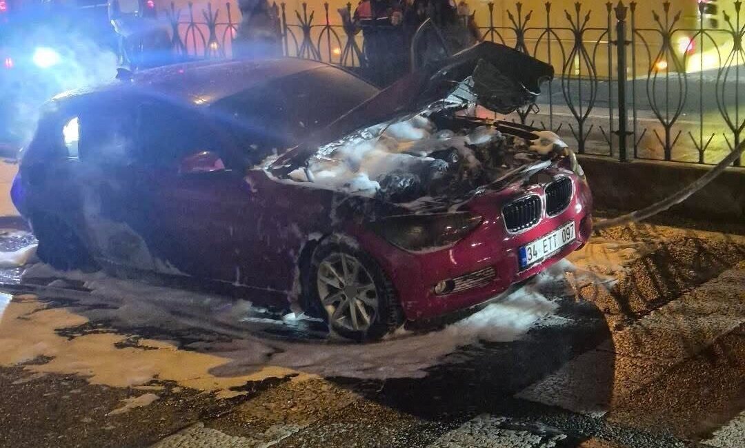 Fatih ilçesinde bir otomobil, akşam saatlerinde seyir halindeyken aniden alev