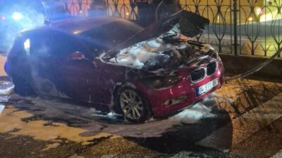 Fatih ilçesinde bir otomobil, akşam saatlerinde seyir halindeyken aniden alev
